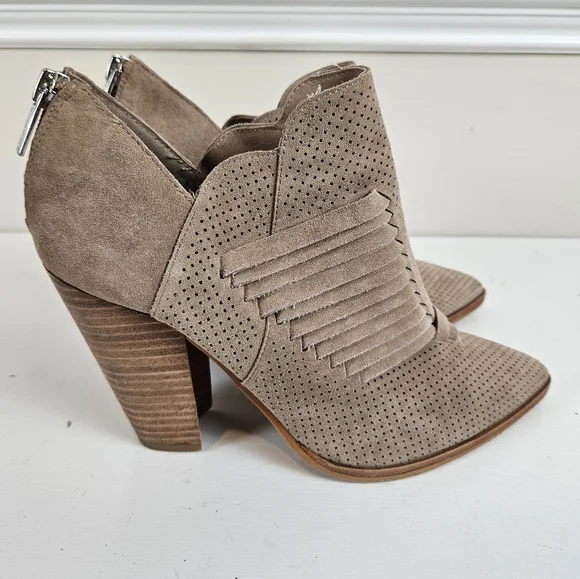 Vince Camuto Levana Heeled Booties Boots Perforated Pointy Toe Gray Beige Size 8 - Picture 2 of 14